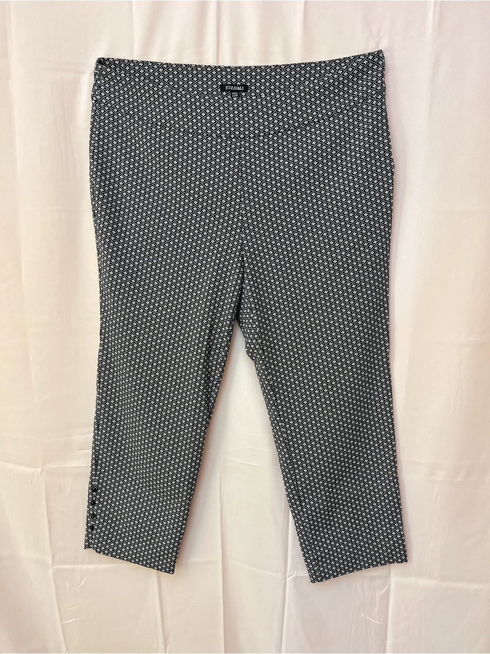 Roz & Ali Black and White Patterned Crop Pants